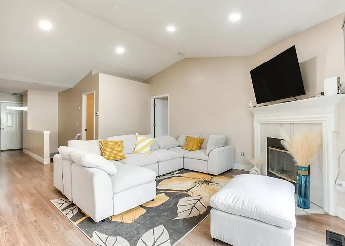 8 Mi To Downtown: Pet-friendly Holiday home *