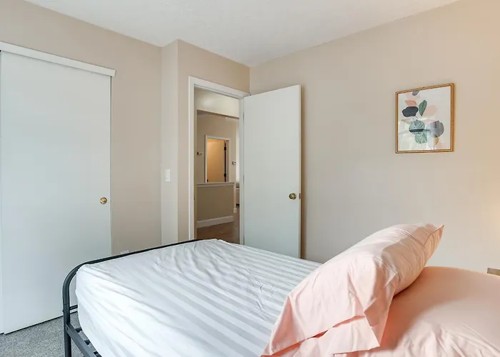 8 Mi To Downtown: Pet-friendly