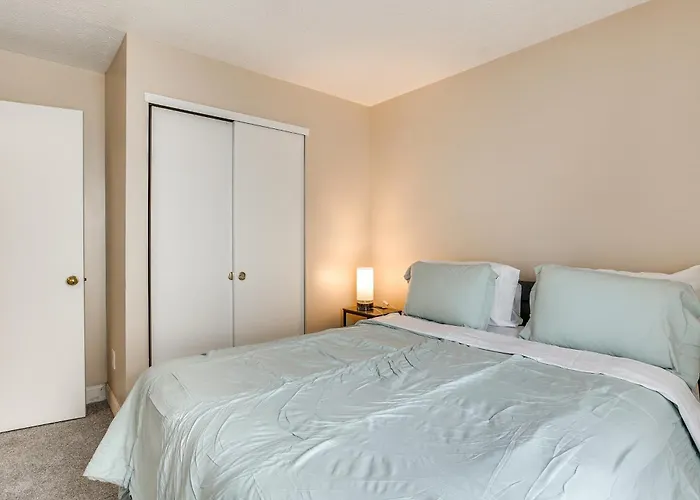 8 Mi To Downtown: Pet-friendly *